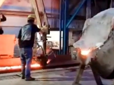 Manipulator penggilingan multifungsi di hadapan oven yang digunakan untuk industri penggilingan