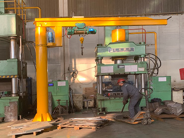 Elektrik menggerakkan cantilever crane