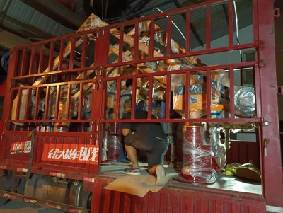 Dua manipulator untuk menumpahkan sedang dimuatkan